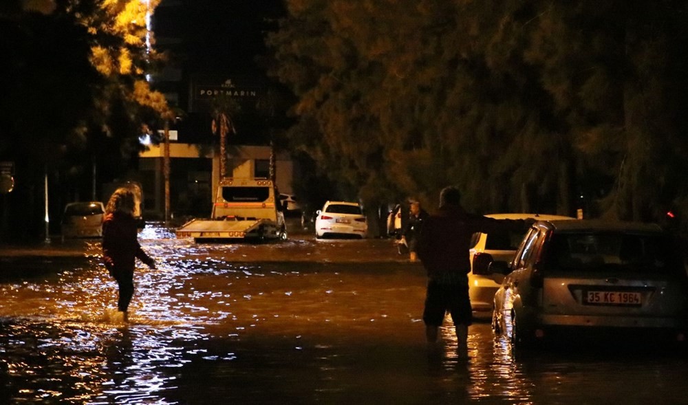 İzmir'de deniz taştı: Aranan 2 kişinin cansız bedenine ulaşıldı