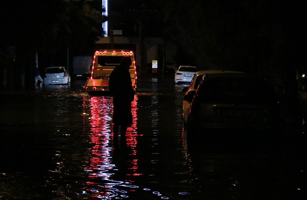 İzmir'de deniz taştı: Aranan 2 kişinin cansız bedenine ulaşıldı