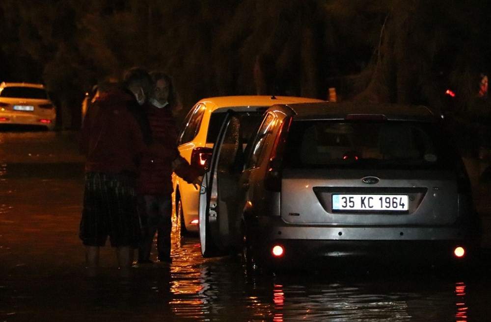 İzmir'de deniz taştı: Aranan 2 kişinin cansız bedenine ulaşıldı