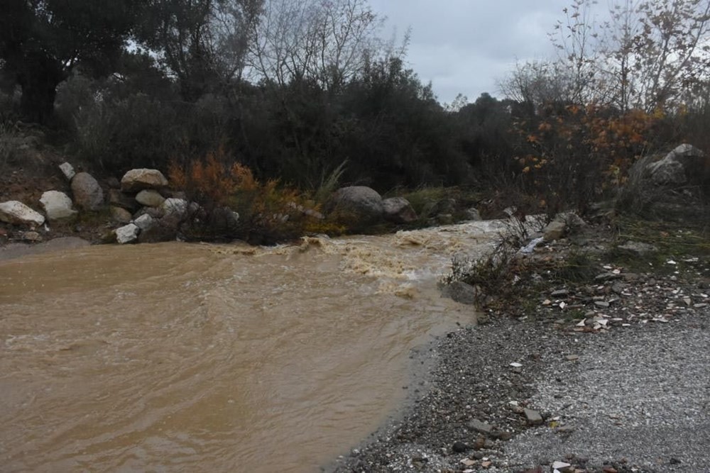 İzmir'de deniz taştı: Aranan 2 kişinin cansız bedenine ulaşıldı