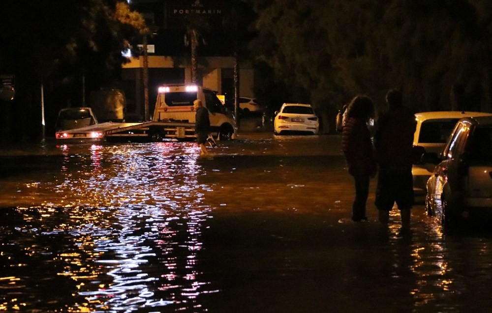 İzmir'de deniz taştı: Aranan 2 kişinin cansız bedenine ulaşıldı