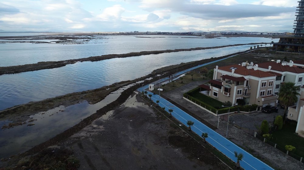 İzmir'de taşkınlara karşı sahile kumdan set