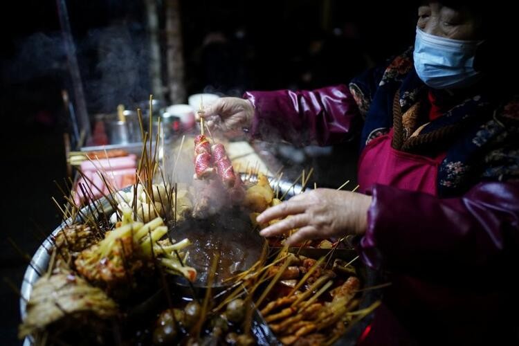 Wuhan'da gece hayatı: Partiler sokaklara taştı