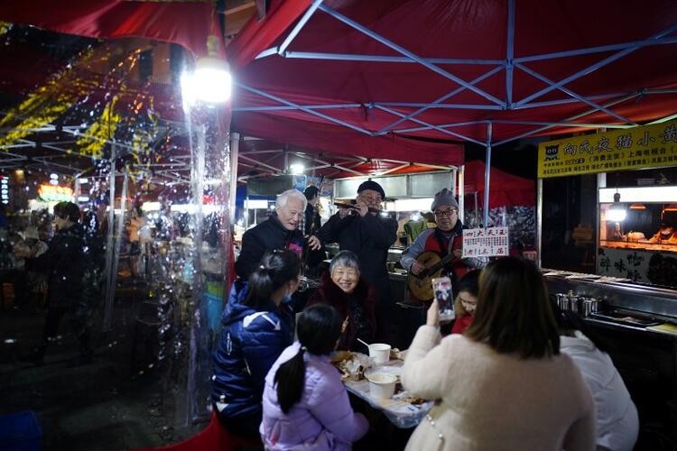 Wuhan'da gece hayatı: Partiler sokaklara taştı