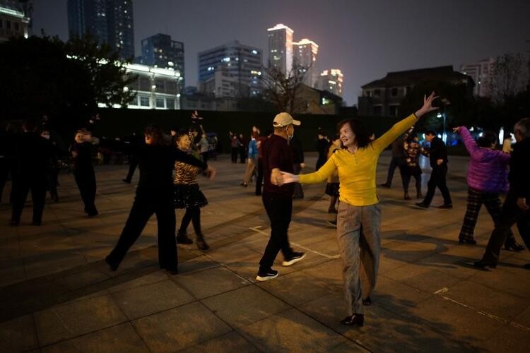 Wuhan'da gece hayatı: Partiler sokaklara taştı