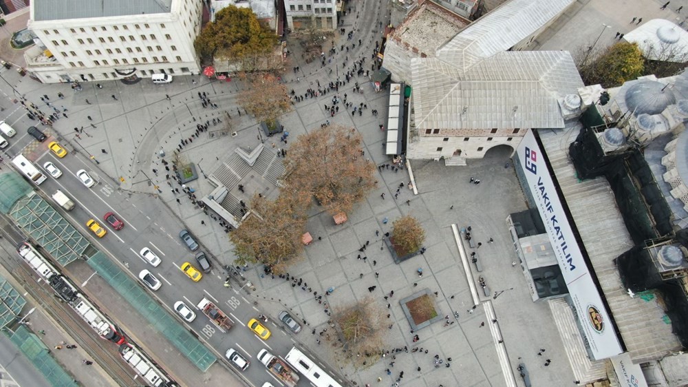 Eminönü'nde metrelerce uzayan Milli Piyango bilet kuyruğu