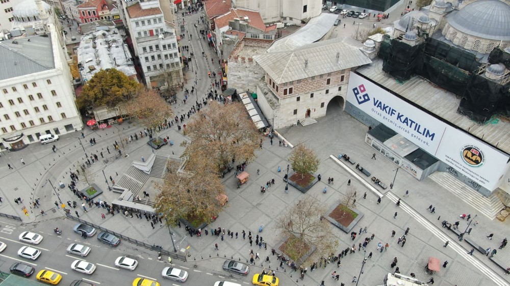 Eminönü'nde metrelerce uzayan Milli Piyango bilet kuyruğu