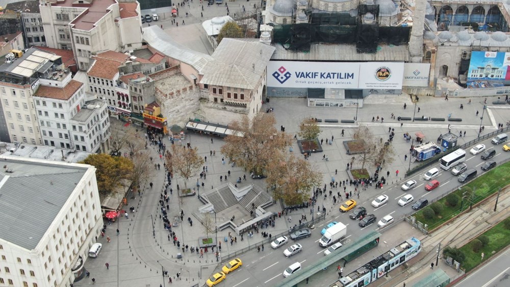 Eminönü'nde metrelerce uzayan Milli Piyango bilet kuyruğu