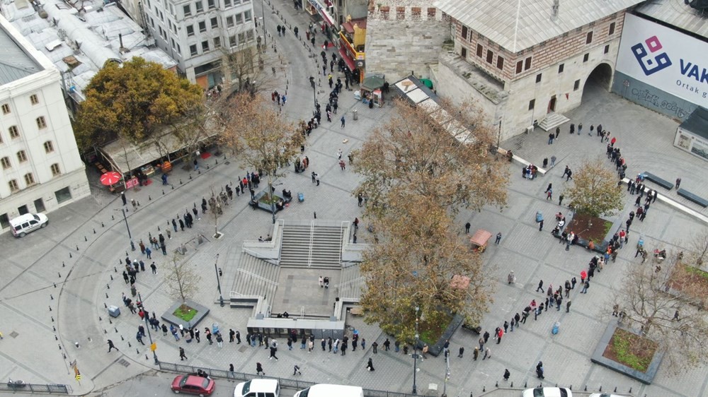 Eminönü'nde metrelerce uzayan Milli Piyango bilet kuyruğu