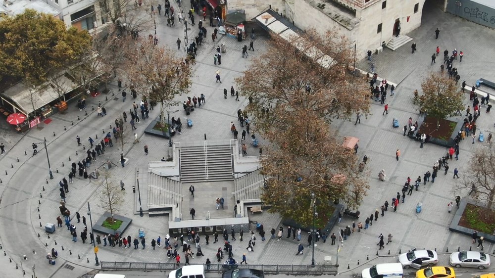 Eminönü'nde metrelerce uzayan Milli Piyango bilet kuyruğu