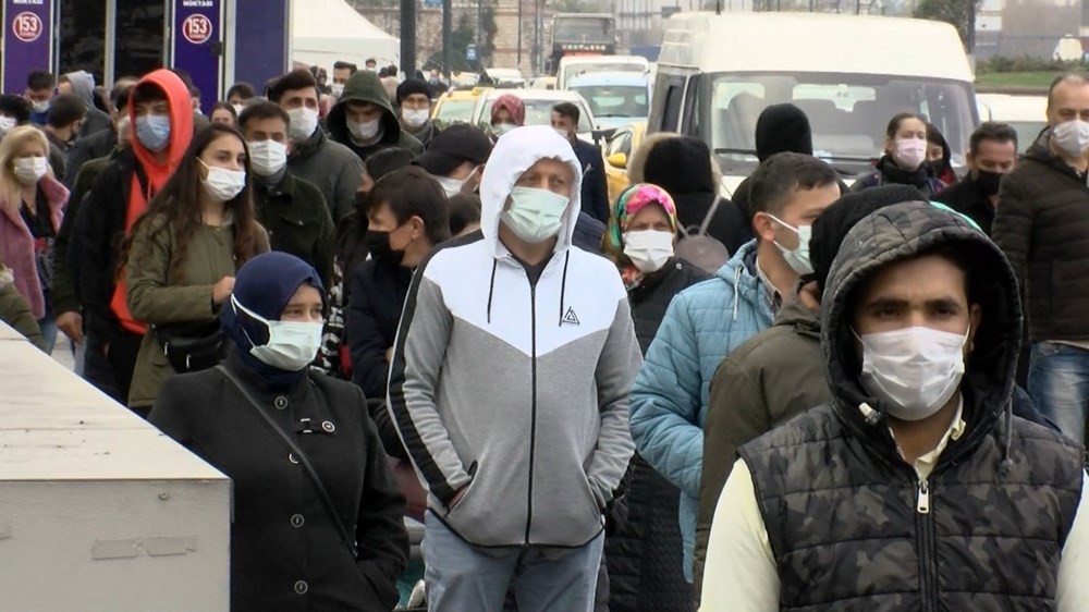 Eminönü'nde metrelerce uzayan Milli Piyango bilet kuyruğu