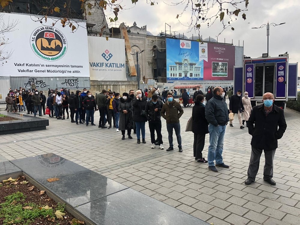 Eminönü'nde metrelerce uzayan Milli Piyango bilet kuyruğu