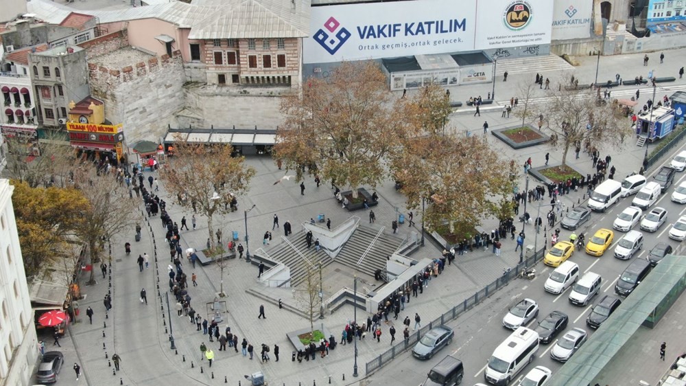 Eminönü'nde metrelerce uzayan Milli Piyango bilet kuyruğu