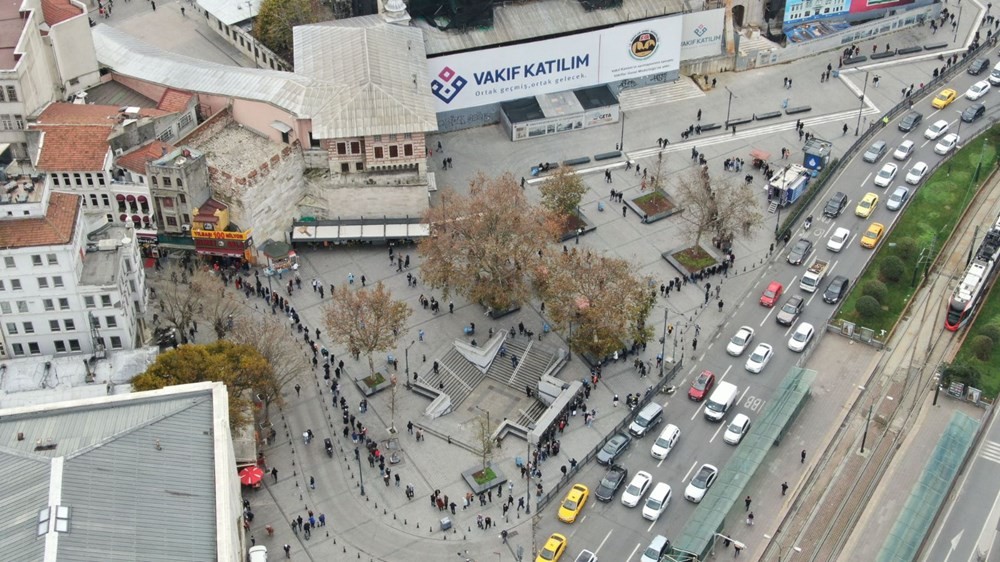 Eminönü'nde metrelerce uzayan Milli Piyango bilet kuyruğu