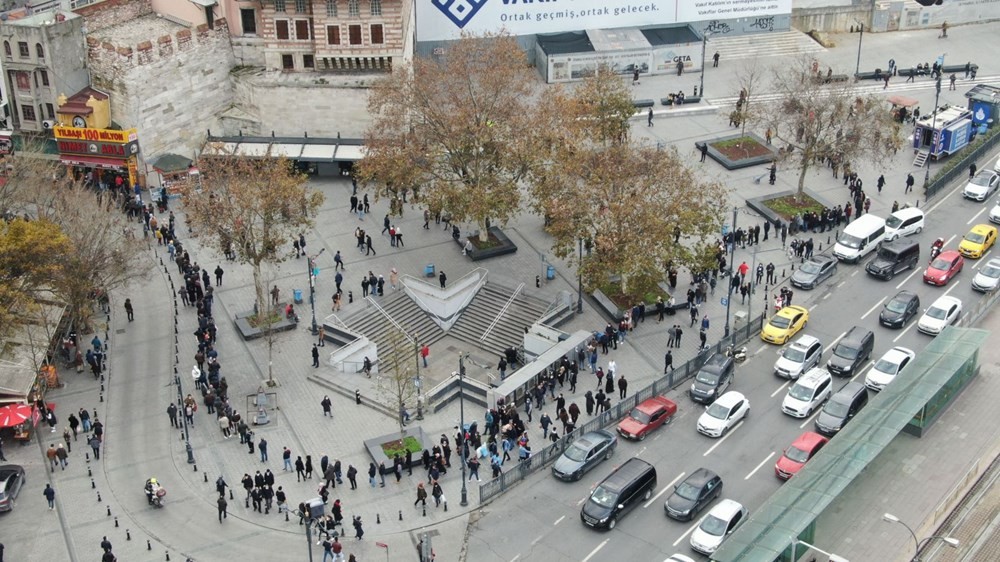 Eminönü'nde metrelerce uzayan Milli Piyango bilet kuyruğu