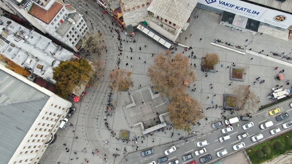 Eminönü'nde metrelerce uzayan Milli Piyango bilet kuyruğu