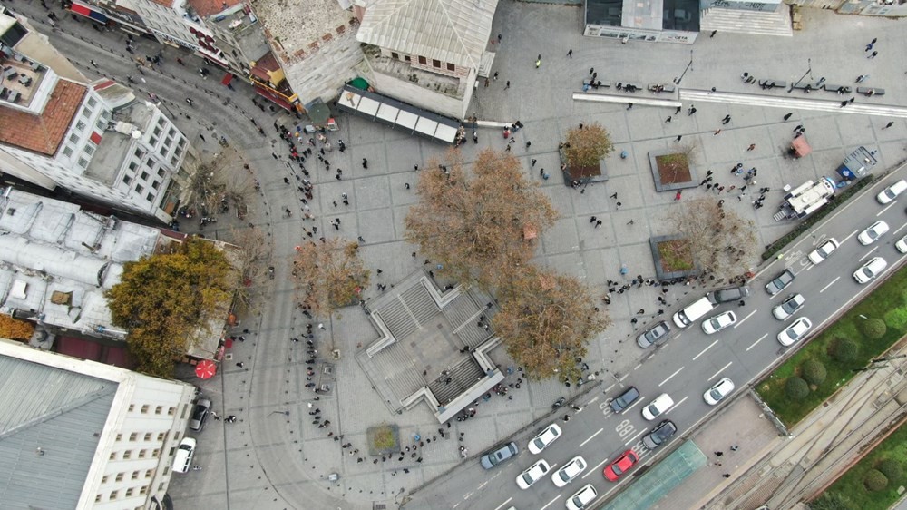 Eminönü'nde metrelerce uzayan Milli Piyango bilet kuyruğu