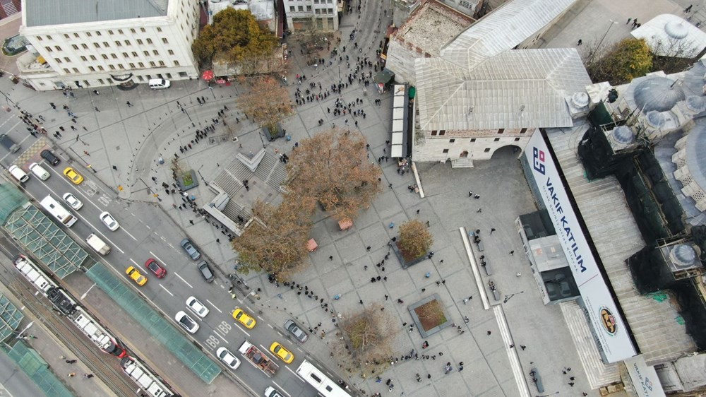 Eminönü'nde metrelerce uzayan Milli Piyango bilet kuyruğu