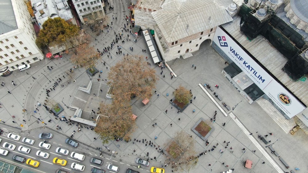 Eminönü'nde metrelerce uzayan Milli Piyango bilet kuyruğu