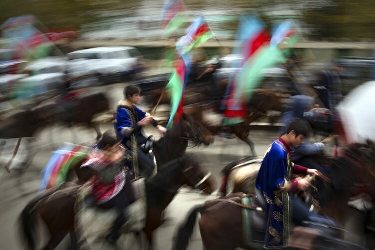 Türk askerinin Dağlık Karabağ'daki fotoğrafı Rusya'da deprem etkisi yarattı