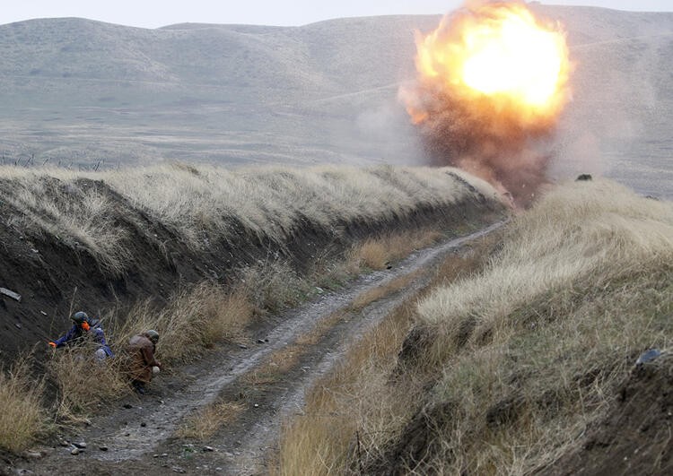 Türk askerinin Dağlık Karabağ'daki fotoğrafı Rusya'da deprem etkisi yarattı