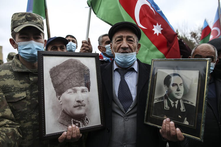 Türk askerinin Dağlık Karabağ'daki fotoğrafı Rusya'da deprem etkisi yarattı