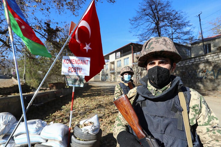 Türk askerinin Dağlık Karabağ'daki fotoğrafı Rusya'da deprem etkisi yarattı