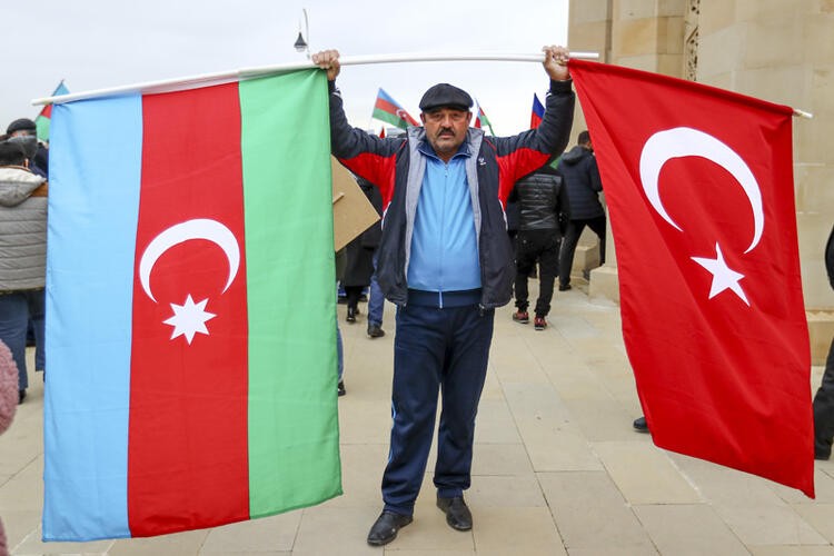 Türk askerinin Dağlık Karabağ'daki fotoğrafı Rusya'da deprem etkisi yarattı