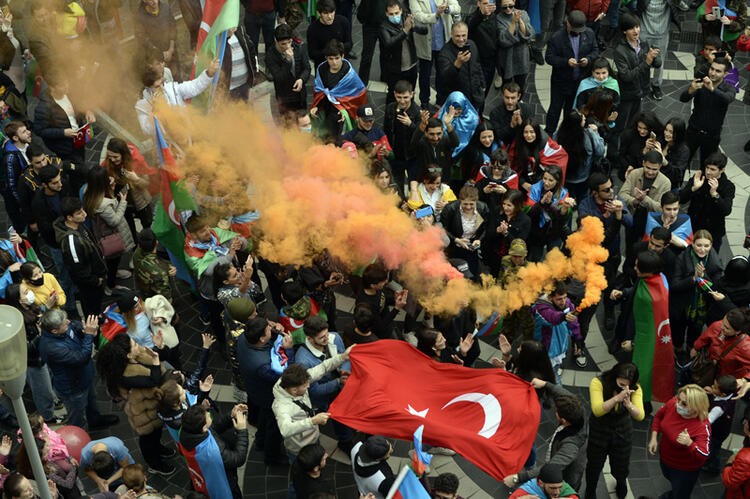 Türk askerinin Dağlık Karabağ'daki fotoğrafı Rusya'da deprem etkisi yarattı