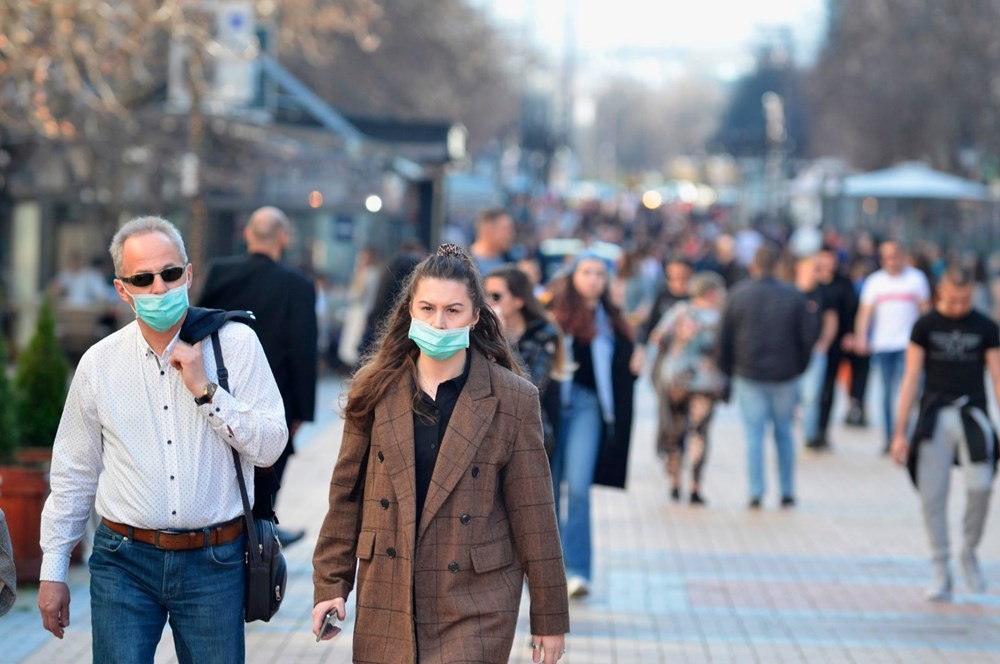 Aşı olan insanlar maske takmaya devam edecek