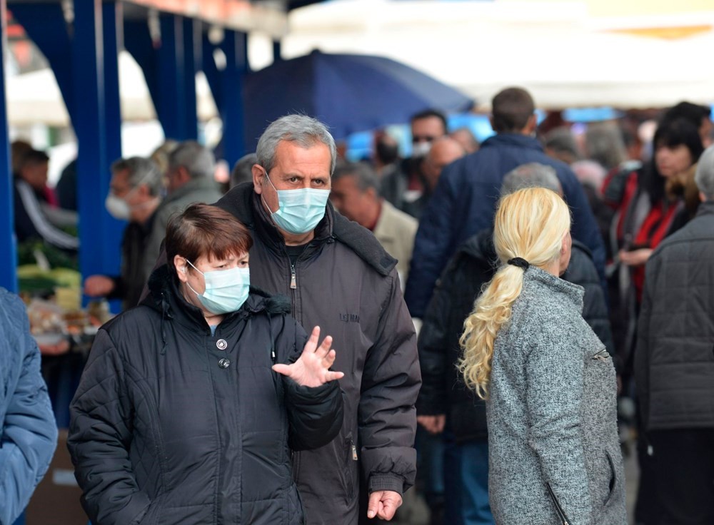 Aşı olan insanlar maske takmaya devam edecek