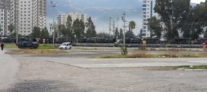 İskenderun’a trenle gelen askeri araçlar sınıra gönderildi