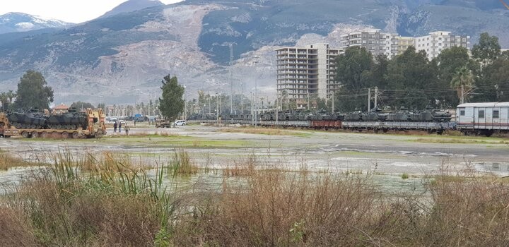 İskenderun’a trenle gelen askeri araçlar sınıra gönderildi