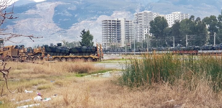 İskenderun’a trenle gelen askeri araçlar sınıra gönderildi