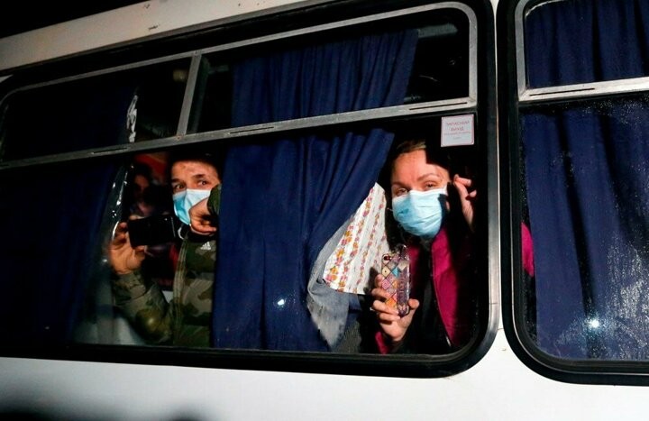 Ukrayna'da Vuhandan getirilenleri taşladılar