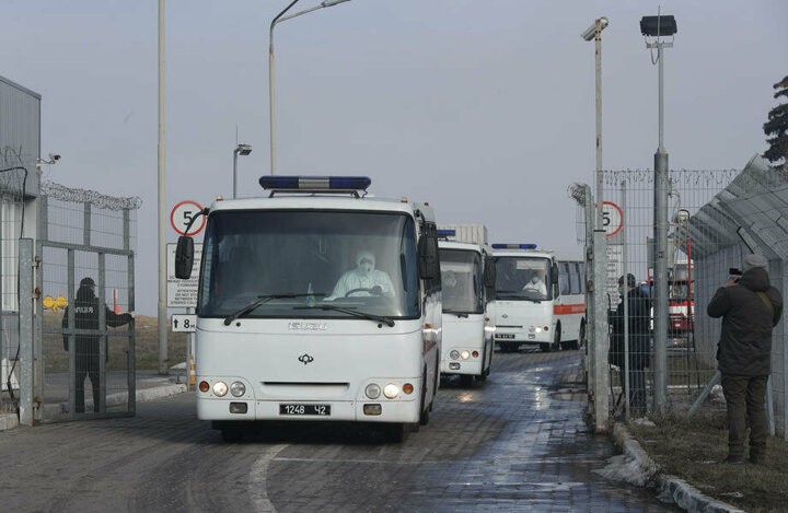 Ukrayna'da Vuhandan getirilenleri taşladılar