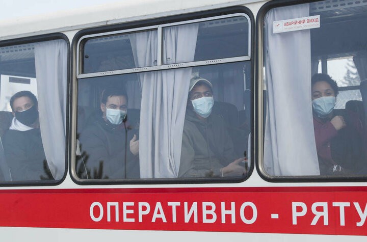 Ukrayna'da Vuhandan getirilenleri taşladılar