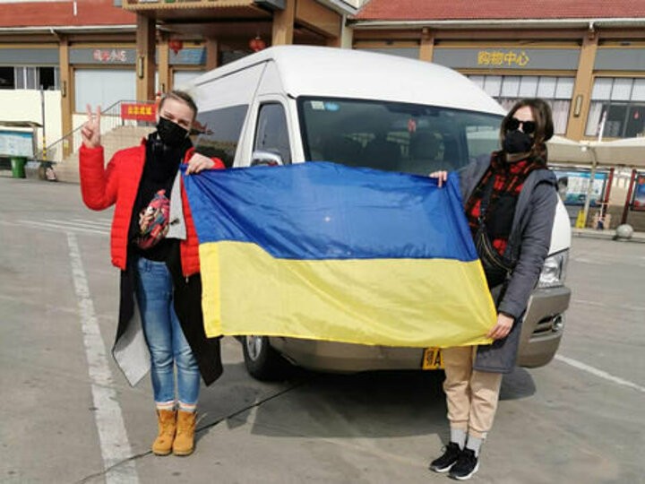 Ukrayna'da Vuhandan getirilenleri taşladılar