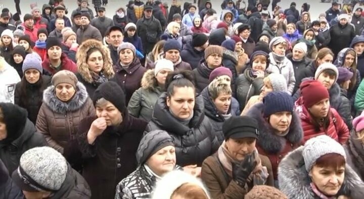 Ukrayna'da Vuhandan getirilenleri taşladılar