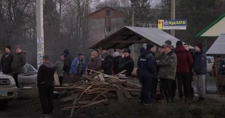 Ukrayna'da Vuhandan getirilenleri taşladılar