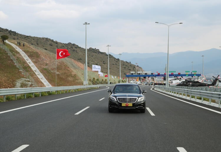 Cumhurbaşkanı Erdoğan yeni otoyolu makam aracıyla test etti