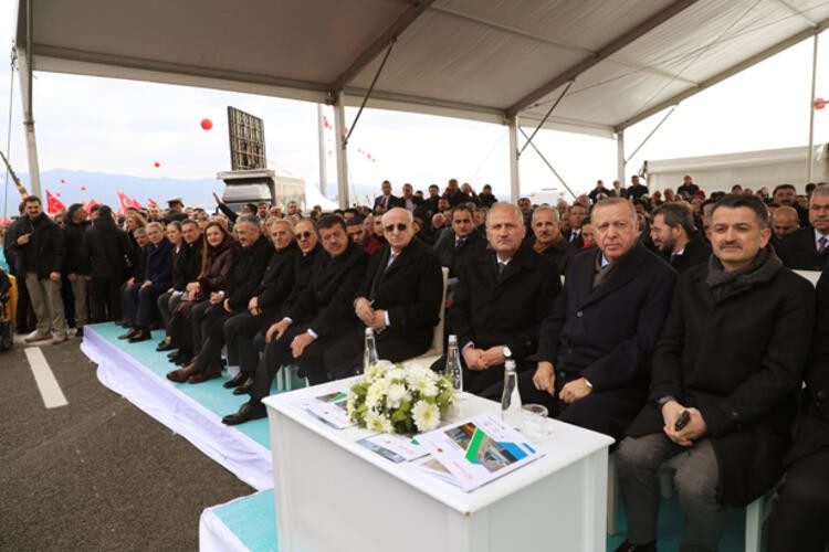 Cumhurbaşkanı Erdoğan yeni otoyolu makam aracıyla test etti