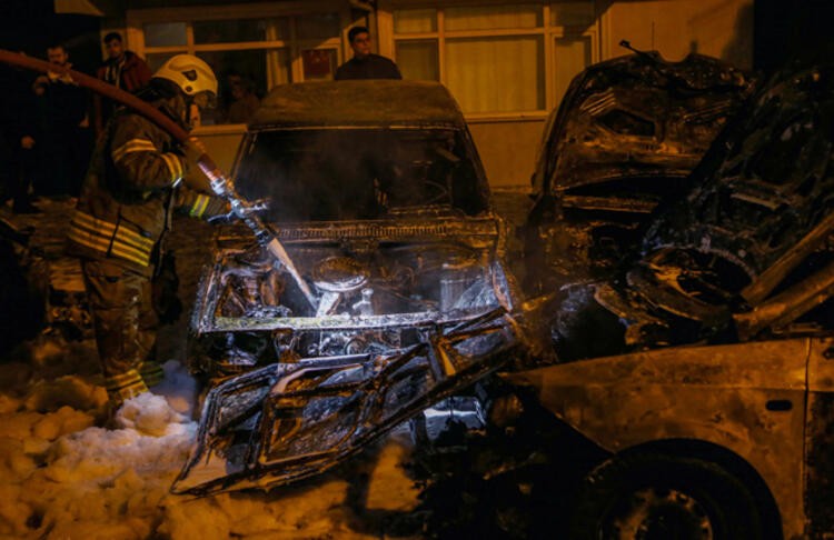 İstanbul'da gece yarısı büyük şok! Otomobilleri ateşe verdiler