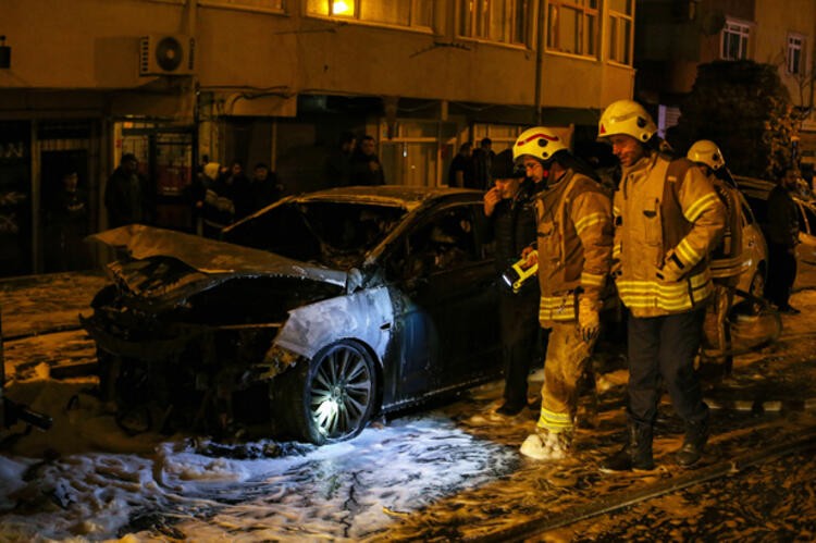 İstanbul'da gece yarısı büyük şok! Otomobilleri ateşe verdiler