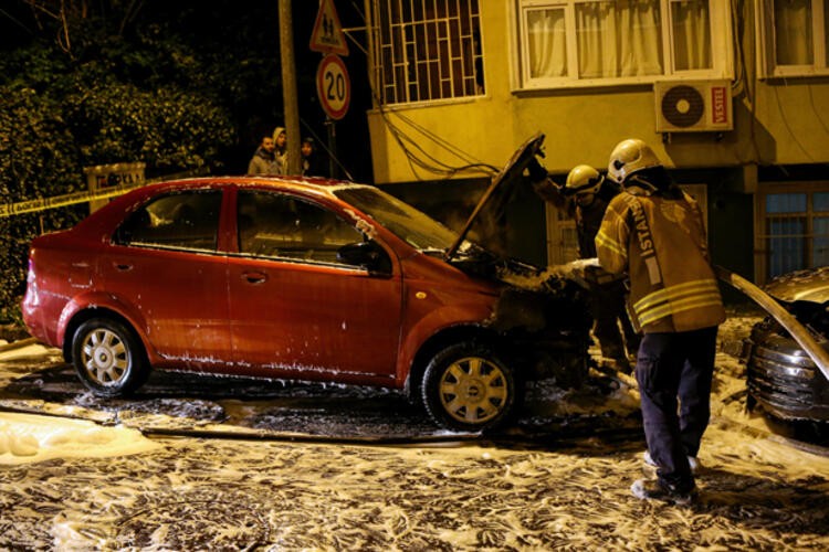 İstanbul'da gece yarısı büyük şok! Otomobilleri ateşe verdiler