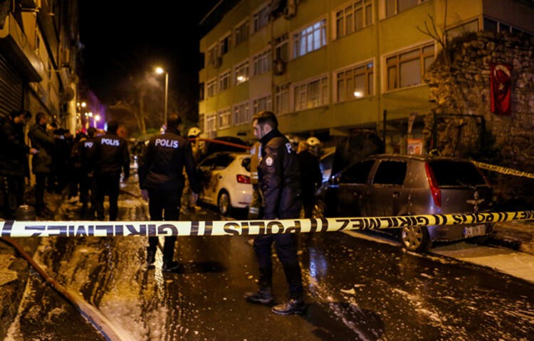 İstanbul'da gece yarısı büyük şok! Otomobilleri ateşe verdiler