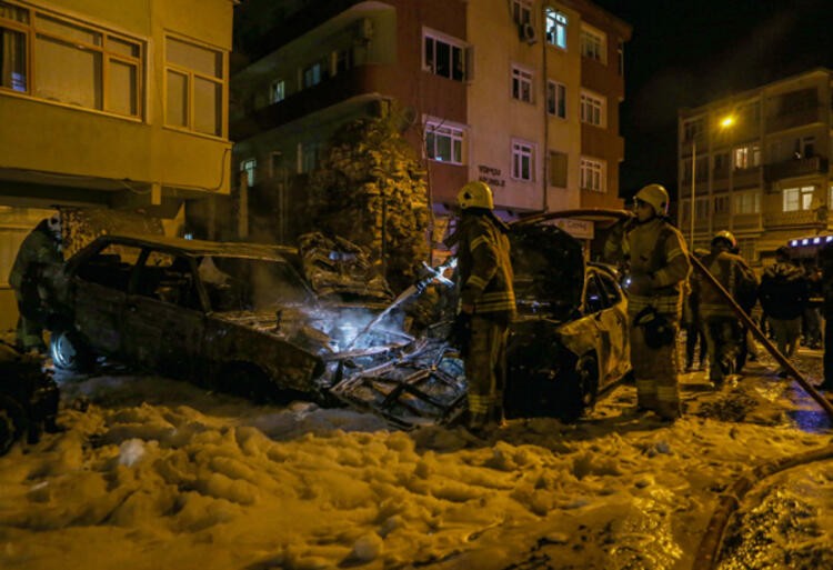 İstanbul'da gece yarısı büyük şok! Otomobilleri ateşe verdiler