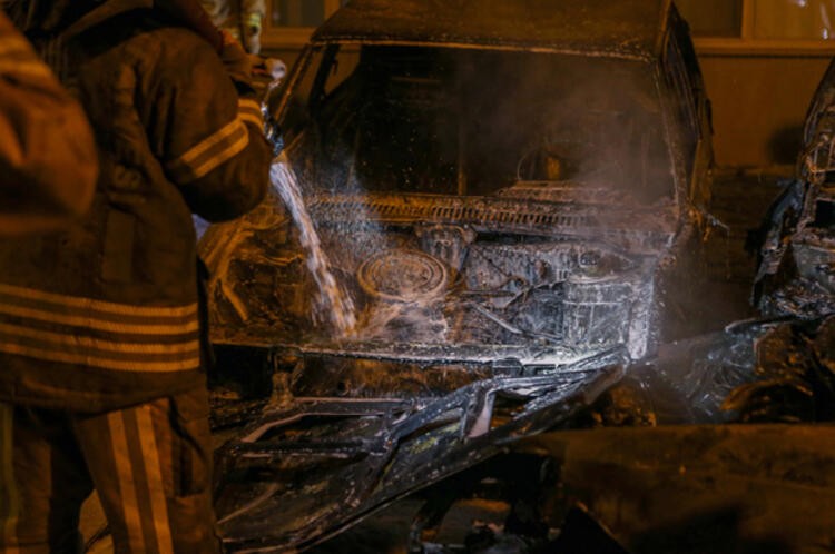 İstanbul'da gece yarısı büyük şok! Otomobilleri ateşe verdiler