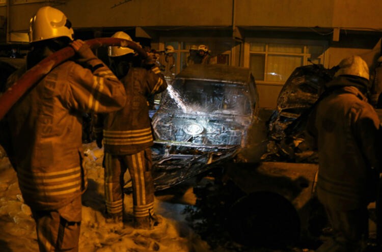 İstanbul'da gece yarısı büyük şok! Otomobilleri ateşe verdiler