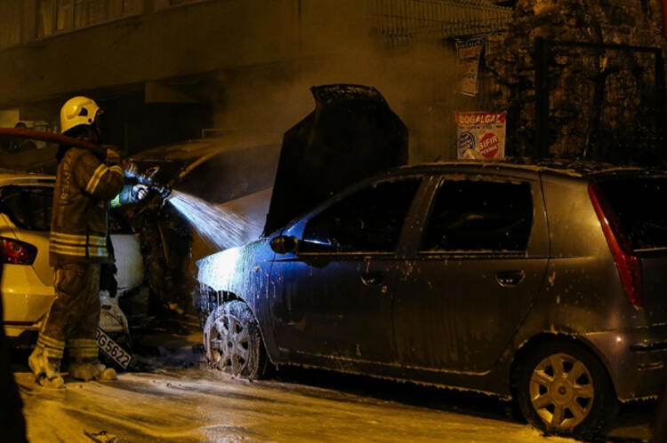 İstanbul'da gece yarısı büyük şok! Otomobilleri ateşe verdiler